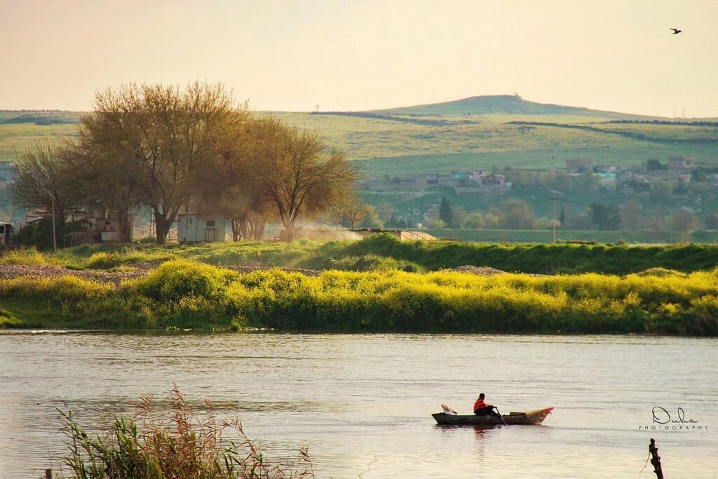 O rio Tigre flui pela região da moderna Mosul , na Alta Mesopotâmia.