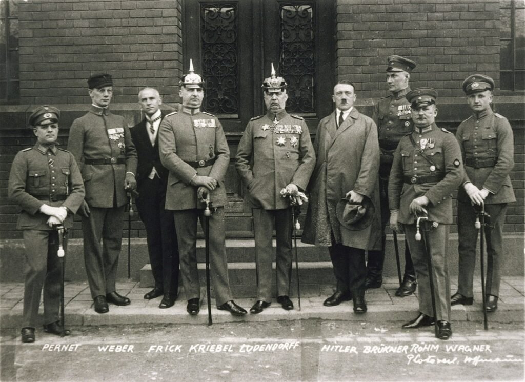 Ludendorff (centro) com Hitler e outros líderes nazistas e proeminentes nacionalistas radicais alemães, abril de 1924.