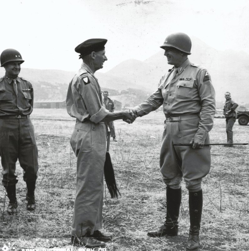 O general Sir Bernard Montgomery aperta a mão do tenente-general George S. Patton em um aeroporto em Palermo , Sicília, em 28 de julho de 1943.