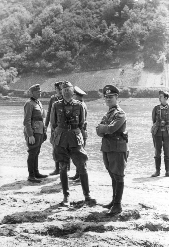 General Erwin Rommel e seu estado-maior observam tropas da 7ª Divisão Panzer praticando uma travessia de rio no rio Mosela, na França, em 1940.