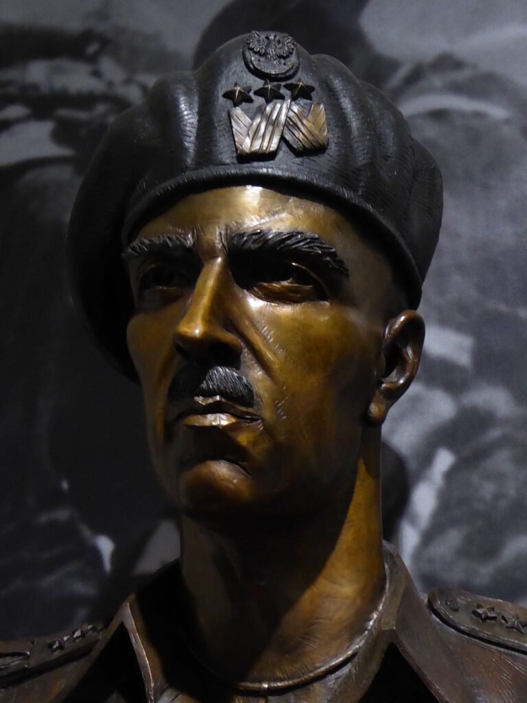 Um busto de Władysław Anders no Museu do Exército Polonês em Varsóvia.