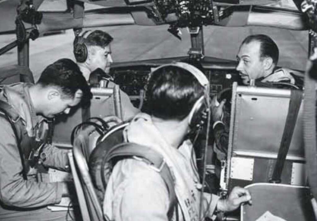 General LeMay pilotando um Boeing KC-135 Stratotanker durante seu mandato como Comandante-em-Chefe do Comando Aéreo Estratégico.