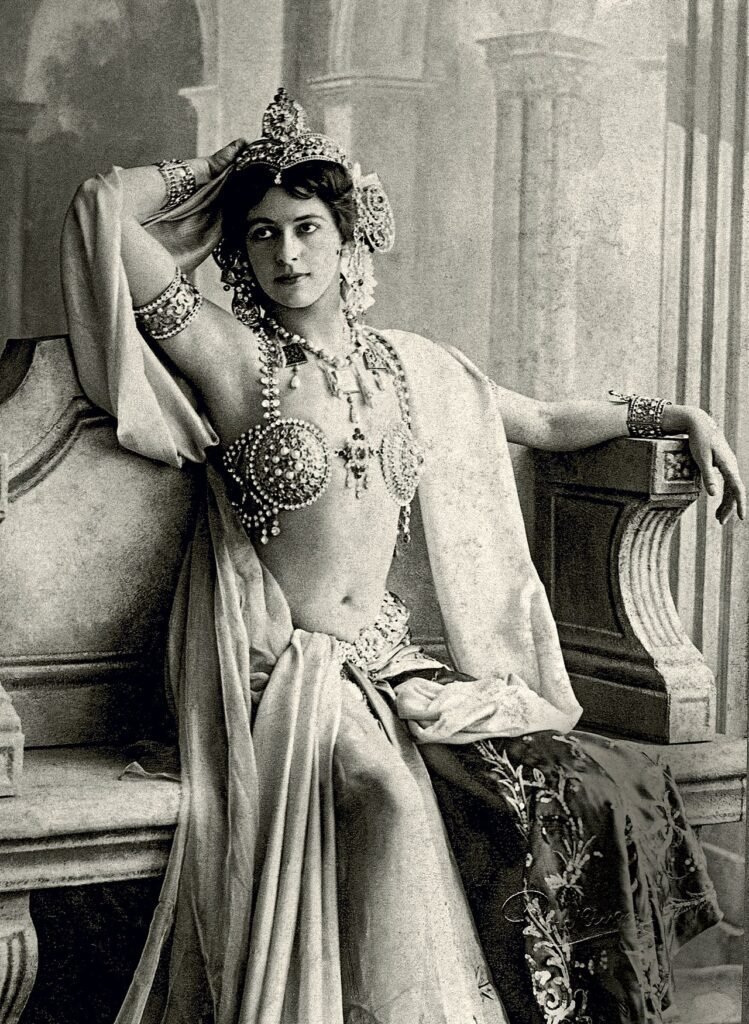 Em 1917, as autoridades francesas executaram Mata Hari , uma famosa dançarina exótica, sob a acusação de espionagem para a Alemanha.