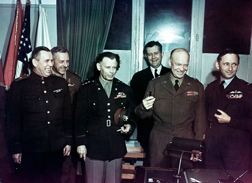 Eisenhower com os comandantes aliados após a assinatura do Instrumento Alemão de Rendição em Reims.