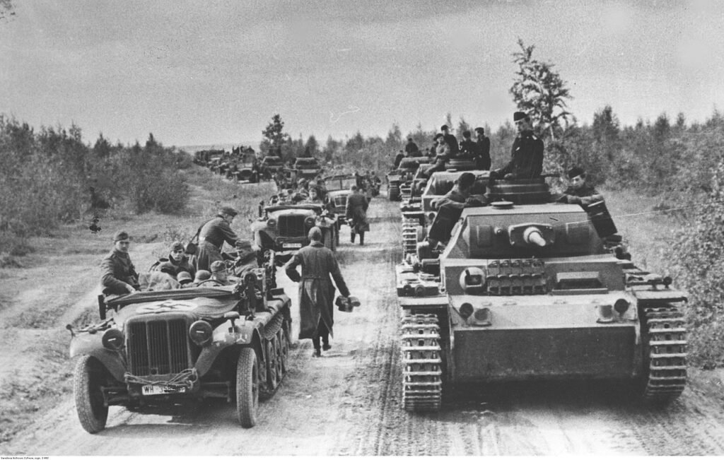 Coluna blindada alemã avança na frente de Moscou, outubro de 1941.