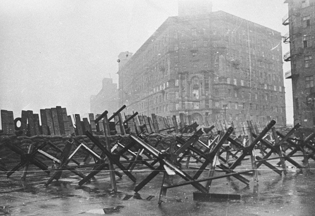 Obstáculos antitanque em uma rua de Moscou, outubro de 1941.