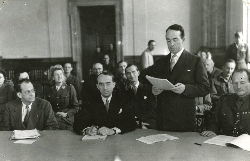 Entrega da acusação ao tribunal, 18 de outubro de 1945.