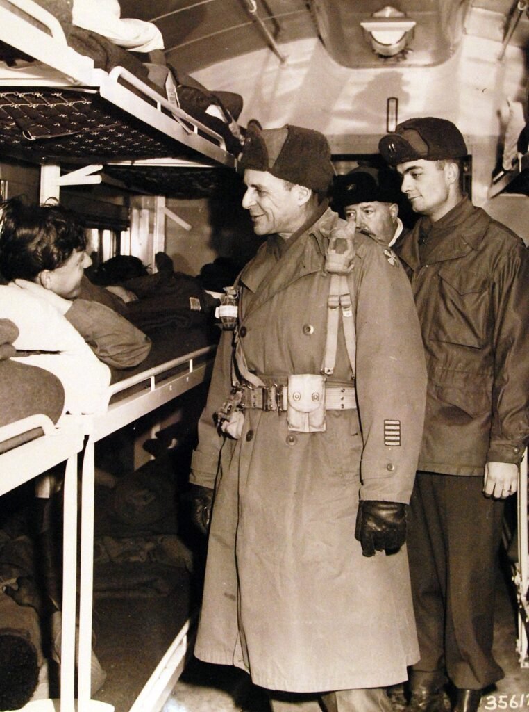 Ridgway visitando soldados feridos da ONU a bordo de um trem-hospital, fevereiro de 1951.