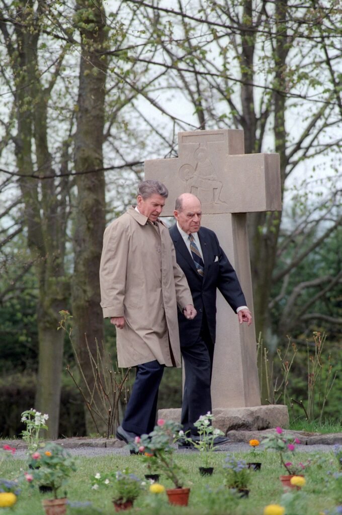 Ridgway com o presidente dos EUA Ronald Reagan no cemitério de Bitburg na Alemanha Ocidental , 5 de maio de 1985.