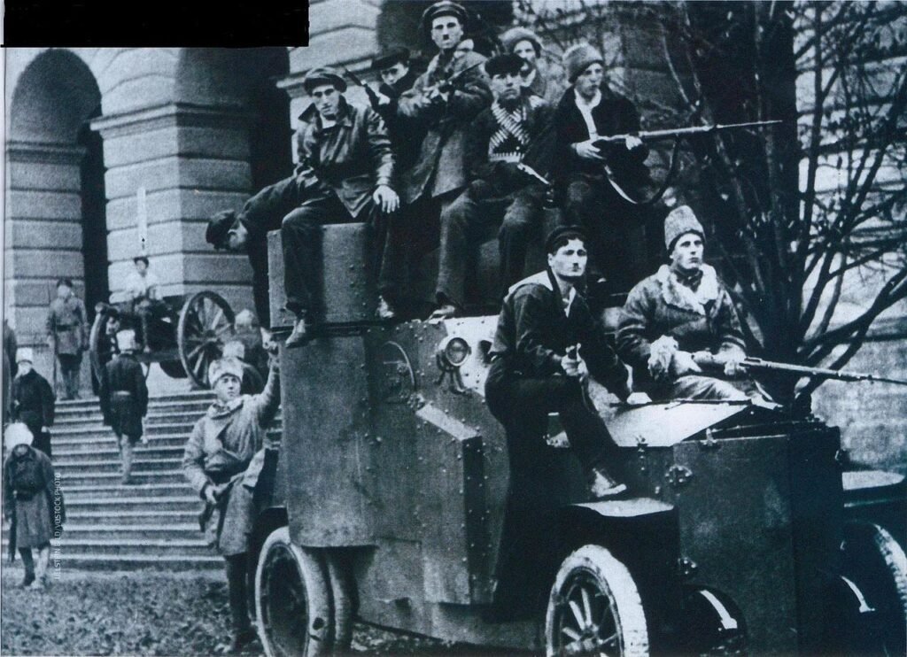 Guardas Vermelhos em frente ao Instituto Smolny, centro da Revolução de Outubro.