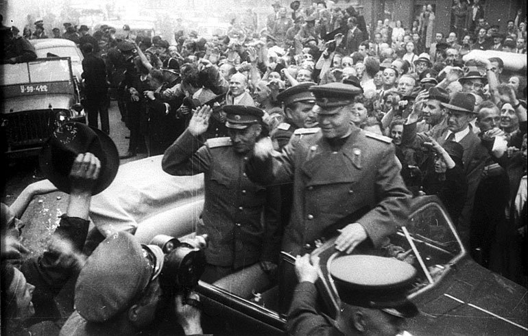 Moradores de Praga cumprimentam o Marechal Konev na chegada do Exército Vermelho em 9 de maio de 1945.