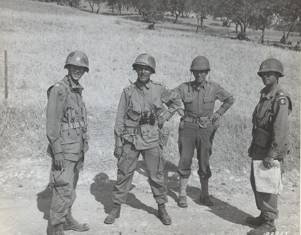 Ridgway e membros de sua equipe fora de Ribera , Sicília, 25 de julho de 1943. À direita de Ridgway está seu assessor, Capitão Don C. Faith Jr..