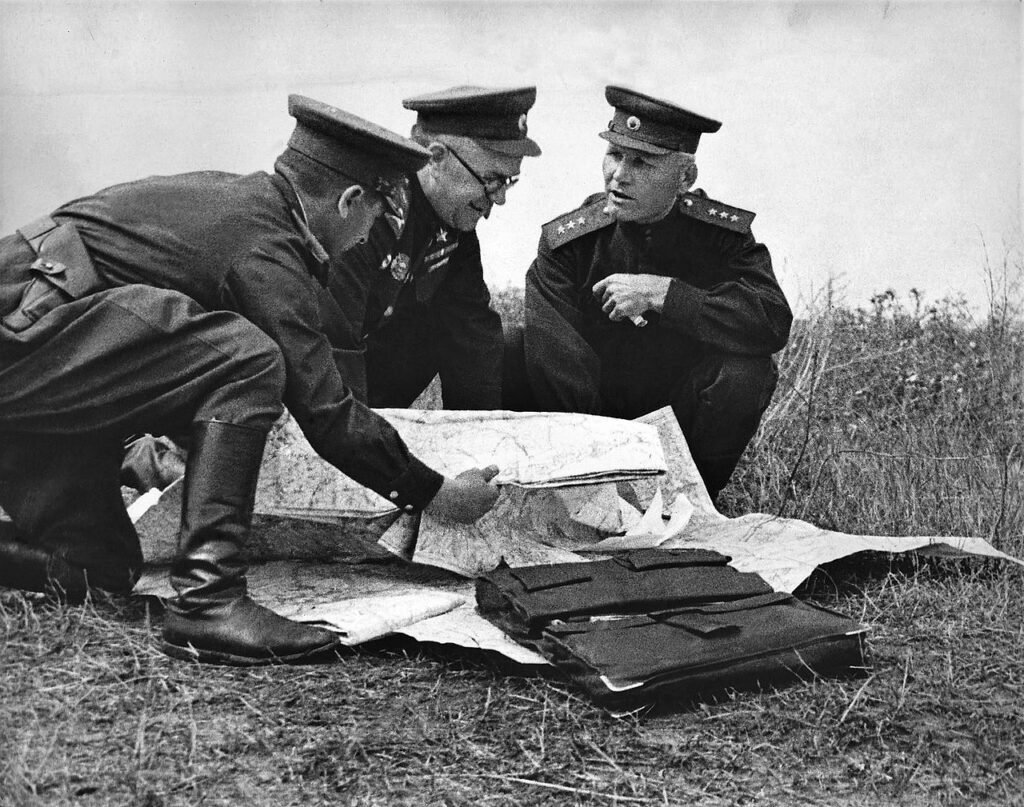 Konev como comandante da Frente das Estepes com Georgy Zhukov durante a Batalha de Kursk, 1943.